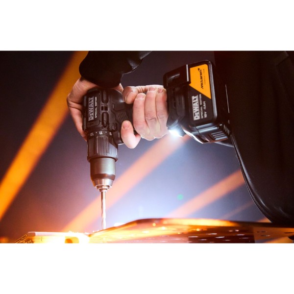 Фото - Дрель-шуруповерт DeWALT DCD86MM2T
